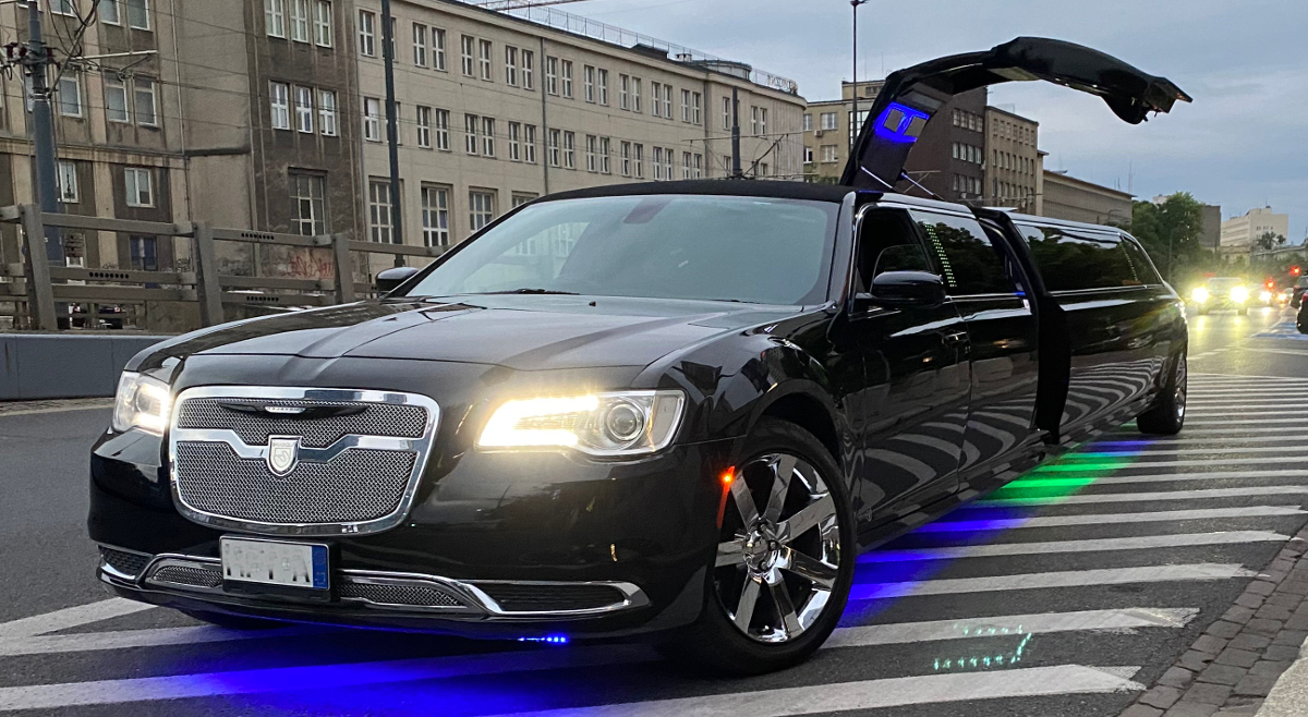 wynajem czarna limuzyna chrysler jet door czarna limuzyna chrysler jet door warszawa